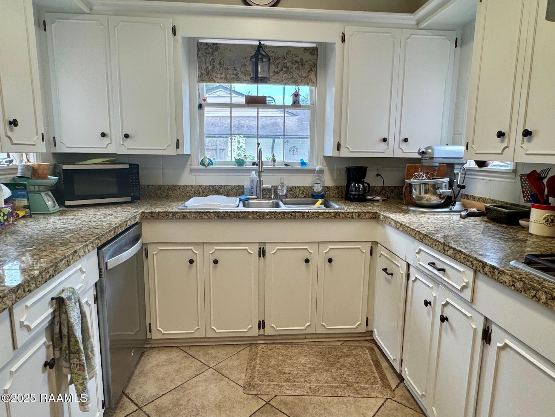 2015 Old Jeanerette Road New Iberia, LA 70563 - Photo 4 of 47 Kitchen sink area