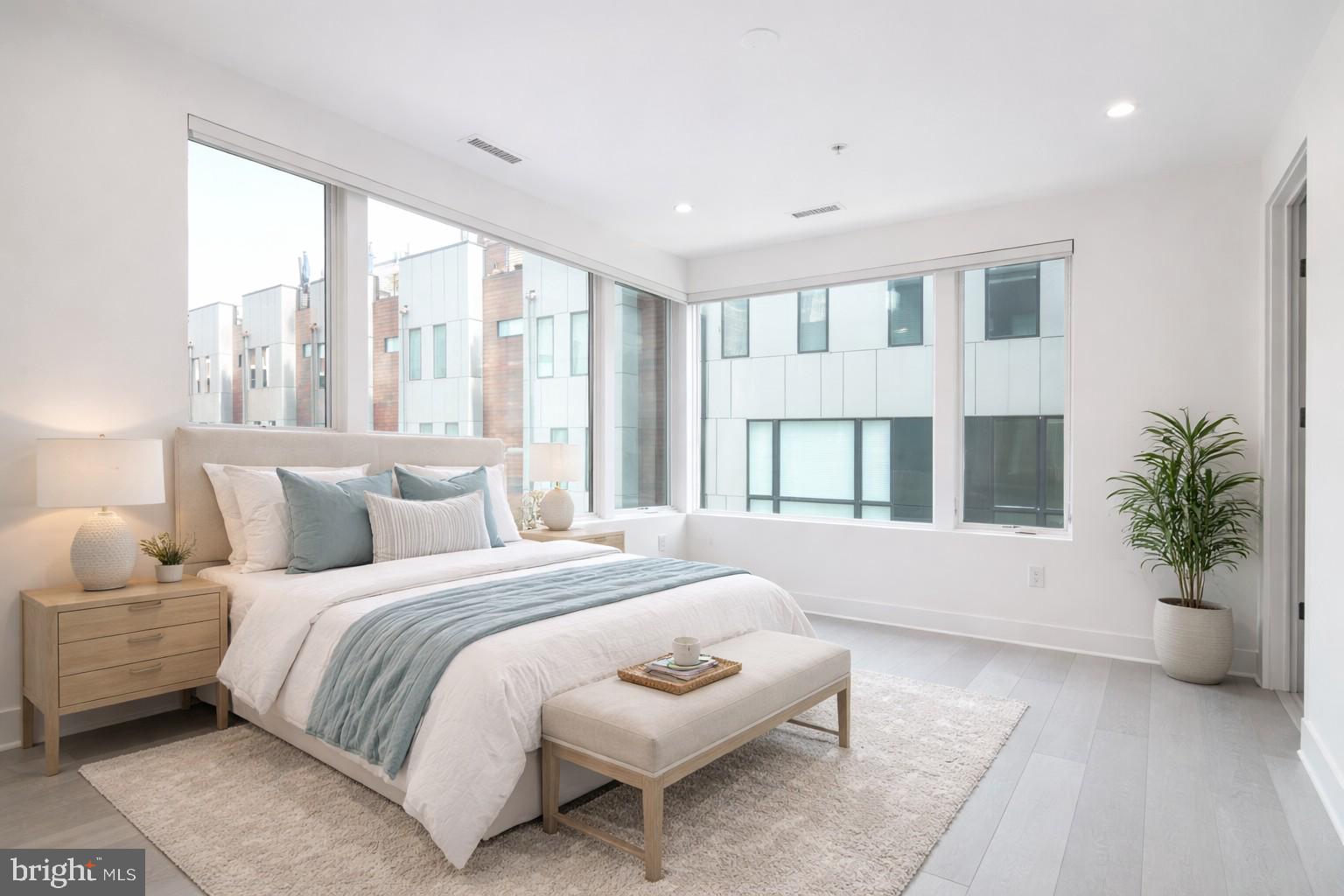 142 South Front Street Philadelphia, PA 19106 - Photo 20 of 36 a spacious bedroom with a bed and a large window