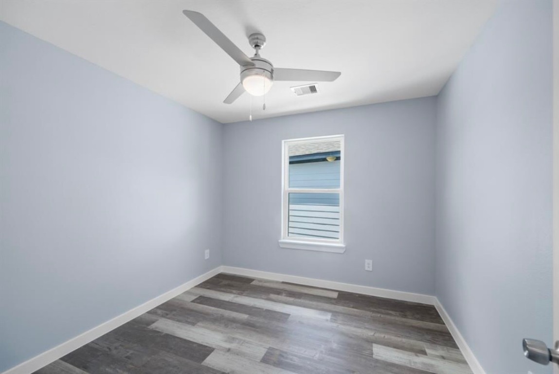 622 Maple Way Houston, TX 77015 - Photo 19 of 23 an empty room with a window and ceiling fan