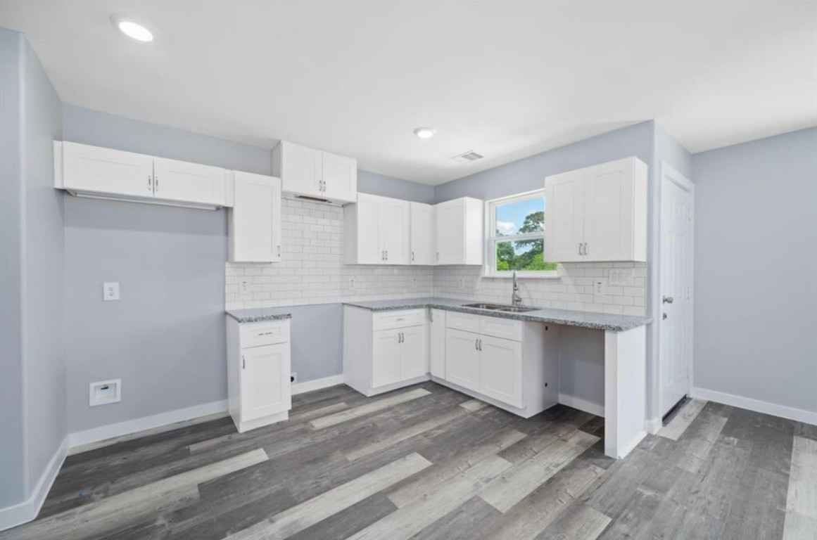 622 Maple Way Houston, TX 77015 - Photo 6 of 23 a kitchen with granite countertop white cabinets and white appliances