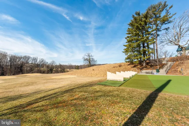 a view of a yard with a house