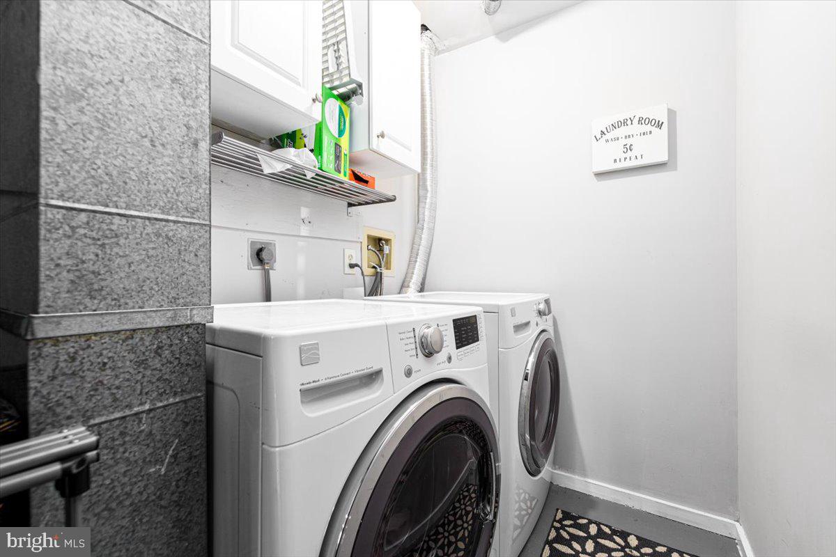 2049 South Glebe Road Arlington, VA 22206 - Photo 18 of 25 a utility room with dryer and washer