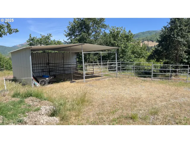 a black and white photo of a living room