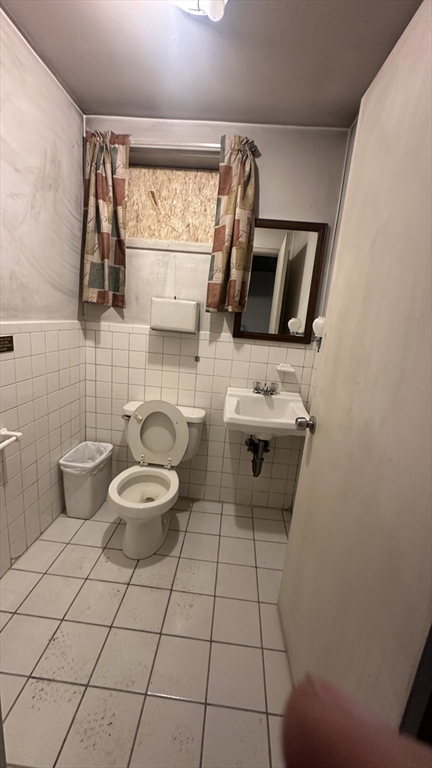 330 William Street Fall River, MA 02721 - Photo 13 of 21