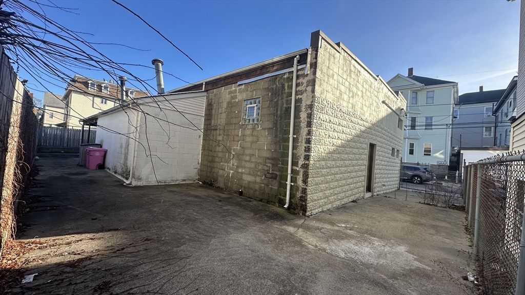 330 William Street Fall River, MA 02721 - Photo 4 of 21