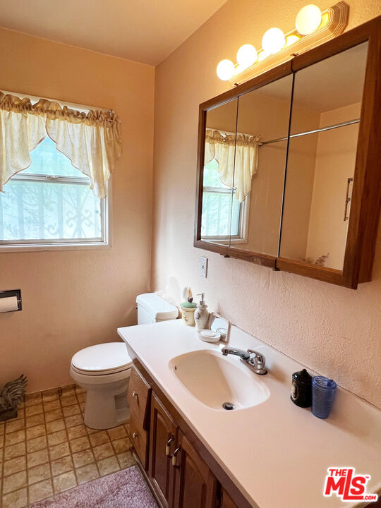 5280 Sanchez Drive Los Angeles, CA 90008 - Photo 14 of 30 a bathroom with a sink and a mirror