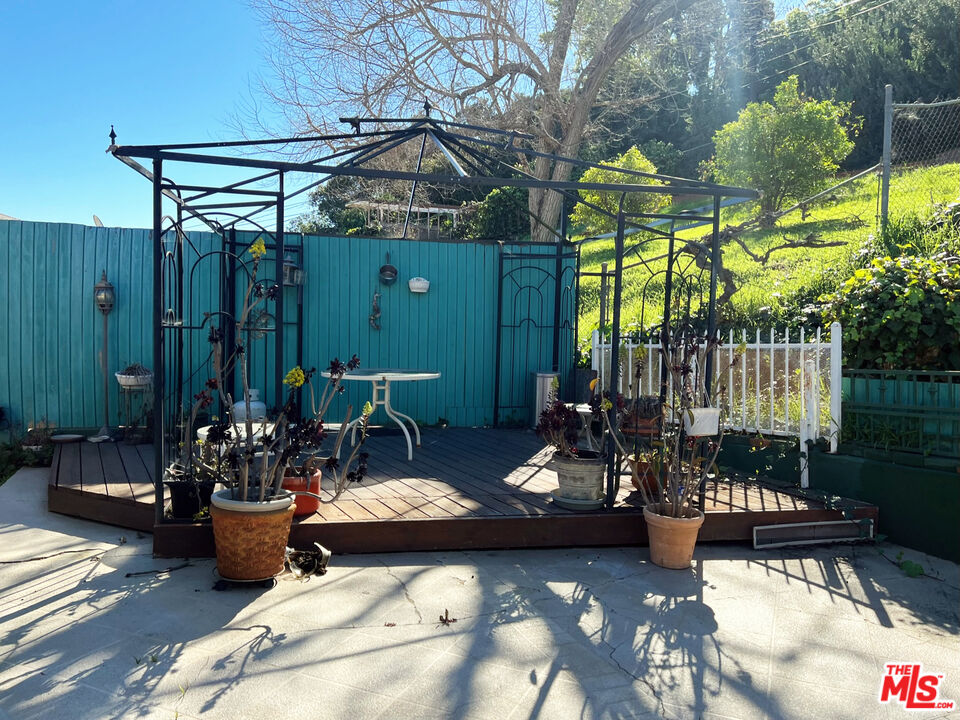 5280 Sanchez Drive Los Angeles, CA 90008 - Photo 15 of 30 a view of a chairs and table in the patio