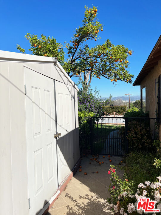 5280 Sanchez Drive Los Angeles, CA 90008 - Photo 19 of 30 a view of a balcony with flower plants