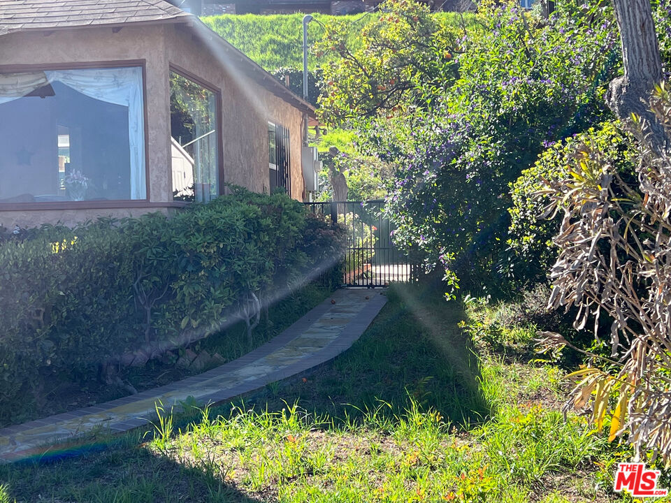 5280 Sanchez Drive Los Angeles, CA 90008 - Photo 20 of 30 a front view of a house with a yard