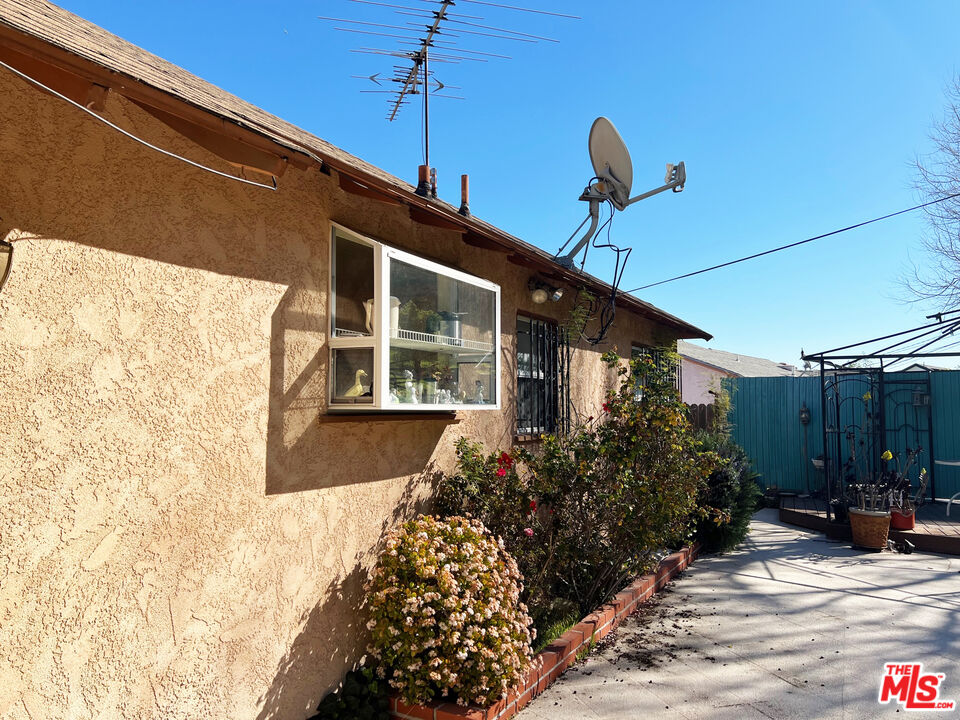 5280 Sanchez Drive Los Angeles, CA 90008 - Photo 22 of 30 a front view of a house with garden