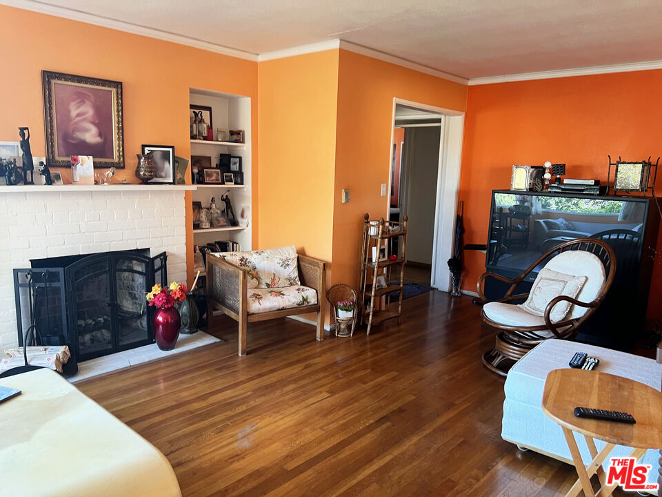 5280 Sanchez Drive Los Angeles, CA 90008 - Photo 8 of 30 a living room with furniture and wooden floor