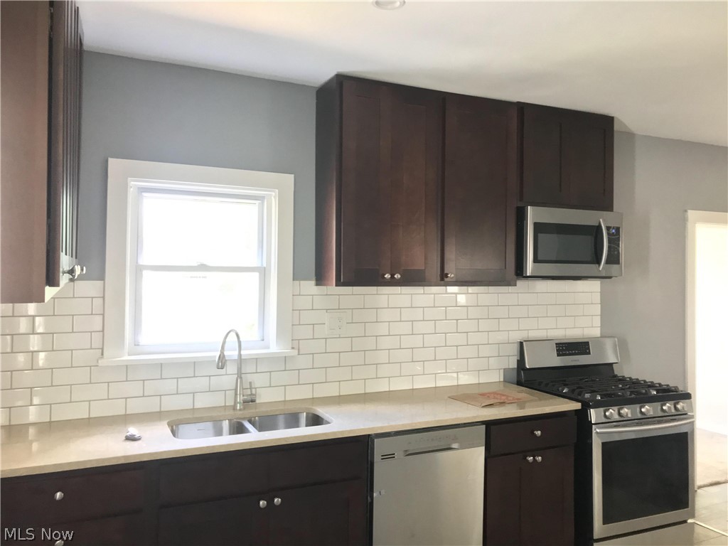 3263 Yorkshire Road Cleveland, OH 44118 - Photo 4 of 20