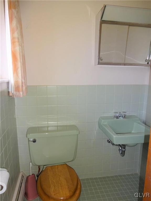 200 Bangor Junction Road Bangor, PA 18013 - Photo 31 of 48 Master Half Bath