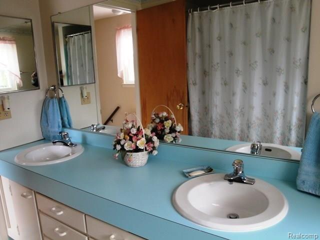 2422 Milverton Road Troy, MI 48083 - Photo 18 of 24 2nd Floor Full Bath