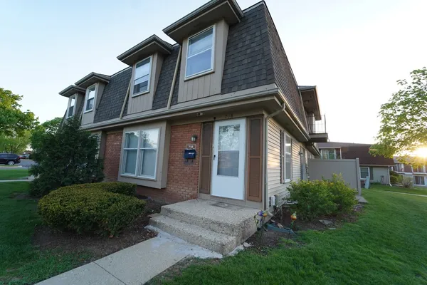 $274,900 | 718 Newton Court, Schaumburg, IL 60107
