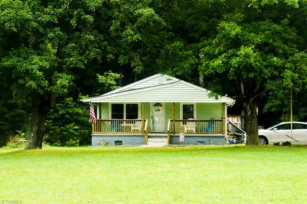 2618 Anderson Road Burlington, NC 27217 - Photo 1 of 15 Front of house with covered porch and front yard