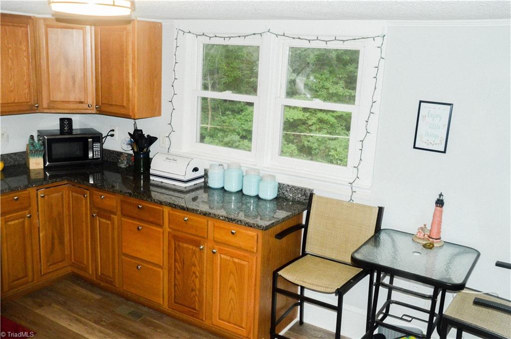 2618 Anderson Road Burlington, NC 27217 - Photo 10 of 15 Kitchen Counters
