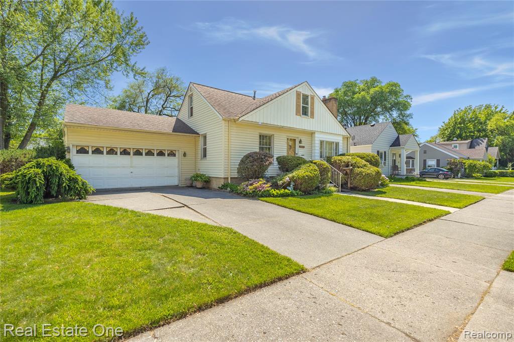 2209 Ridgemont Road Grosse Pointe Woods, MI 48236 - Photo 1 of 44