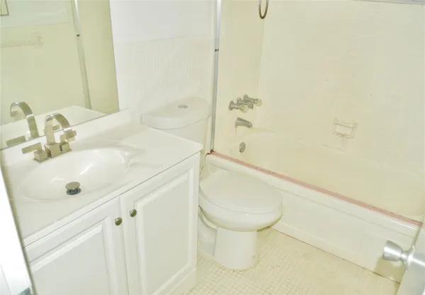 $1,600 | 4770 Northwest 10th Court, Unit 312, Plantation, FL 33313