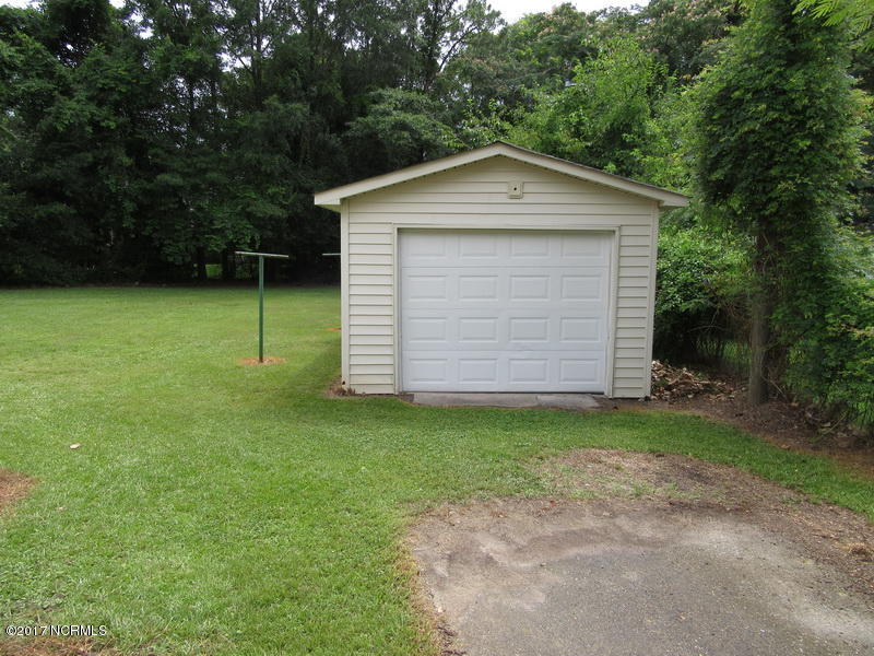 612 Eagle Road Kinston, NC 28501 - Photo 4 of 27 IMG_1404