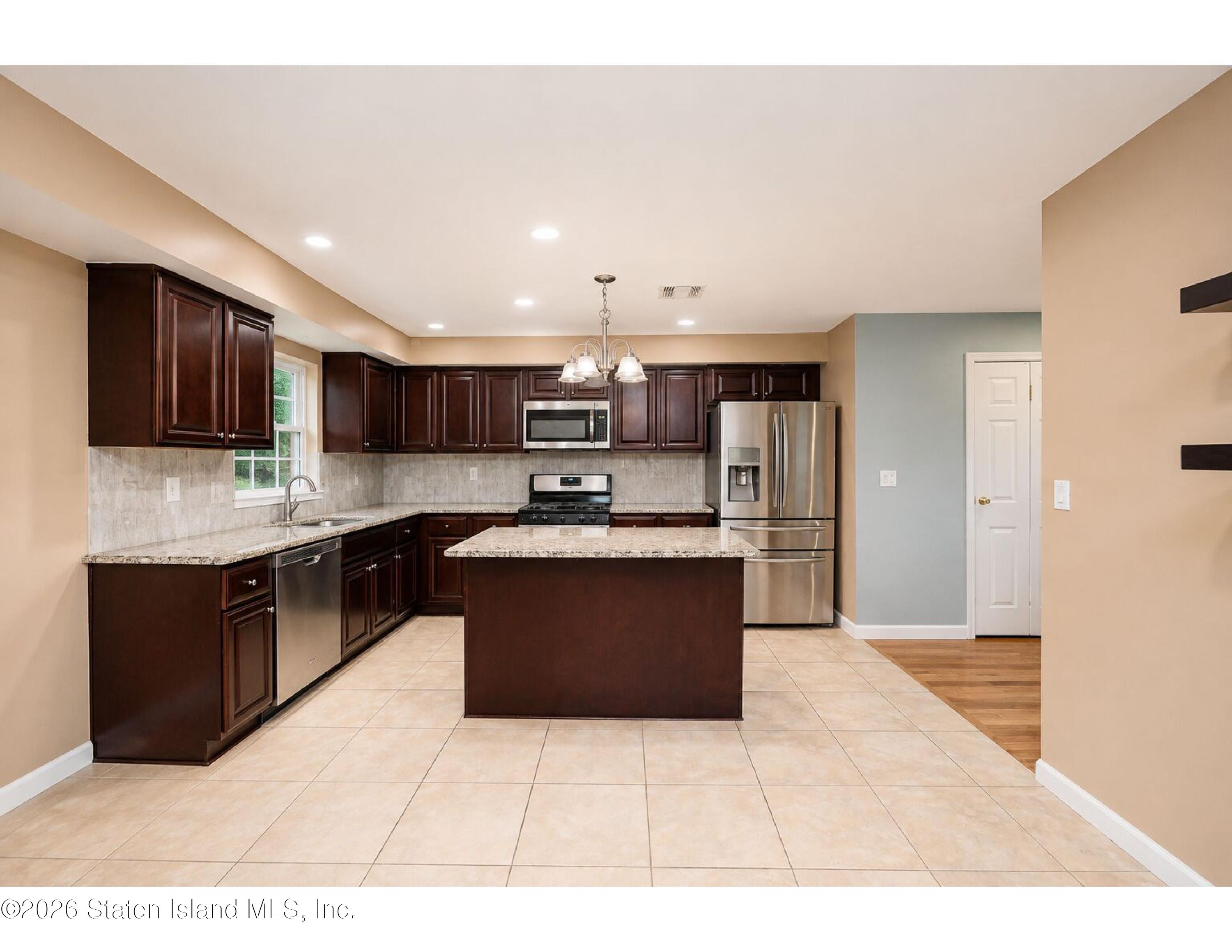 36 Riverside Lane Staten Island, NY 10302 - Photo 3 of 12 09326690deb1df47e1a91a8f1a034b3b_04