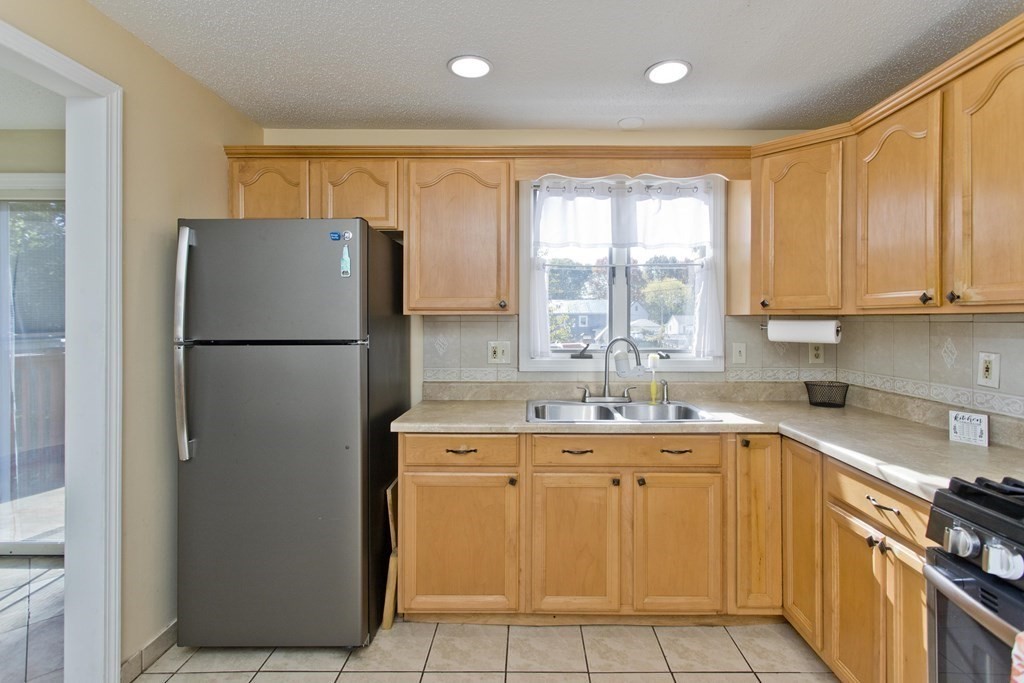 47 Laurel Street Springfield, MA 01107 - Photo 19 of 35 Gallery Image 19