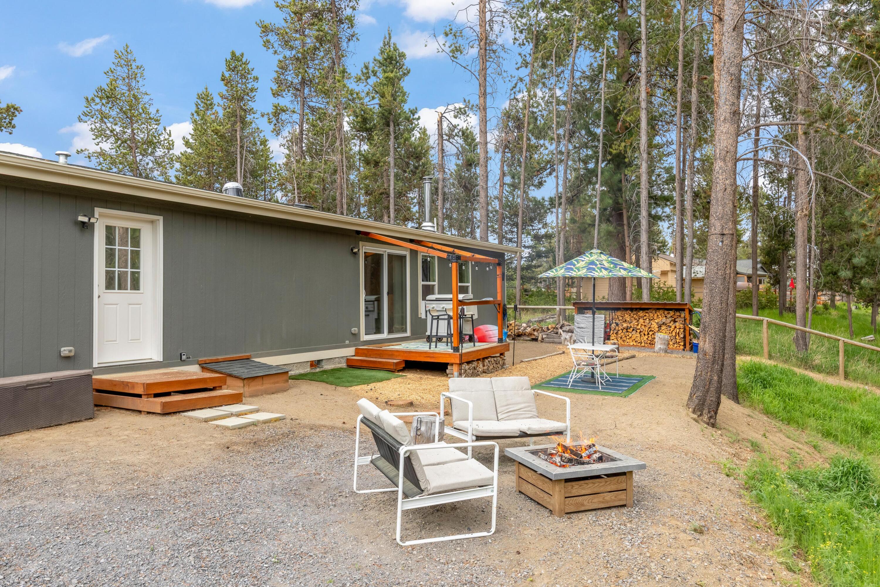 55823 Snow Goose Road Bend, OR 97707 - Photo 22 of 36 a backyard of a house with seating space