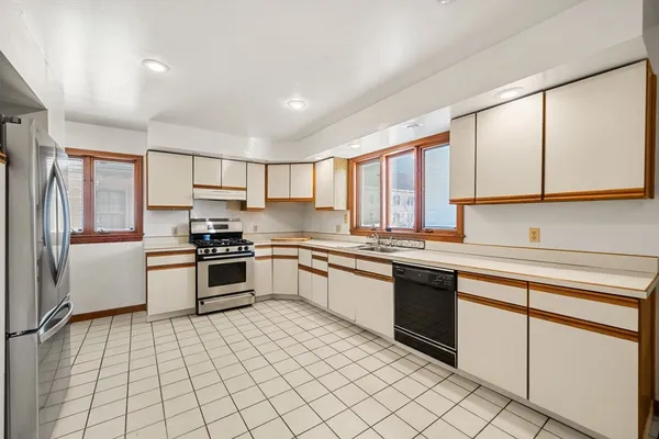 $1,150,000 | 17 Roslyn Street, Salem, MA 01970