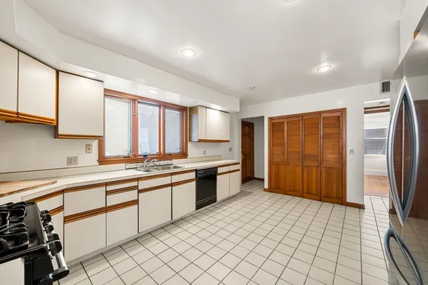 $1,150,000 | 17 Roslyn Street, Salem, MA 01970