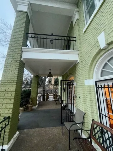 a view of entryway with a patio