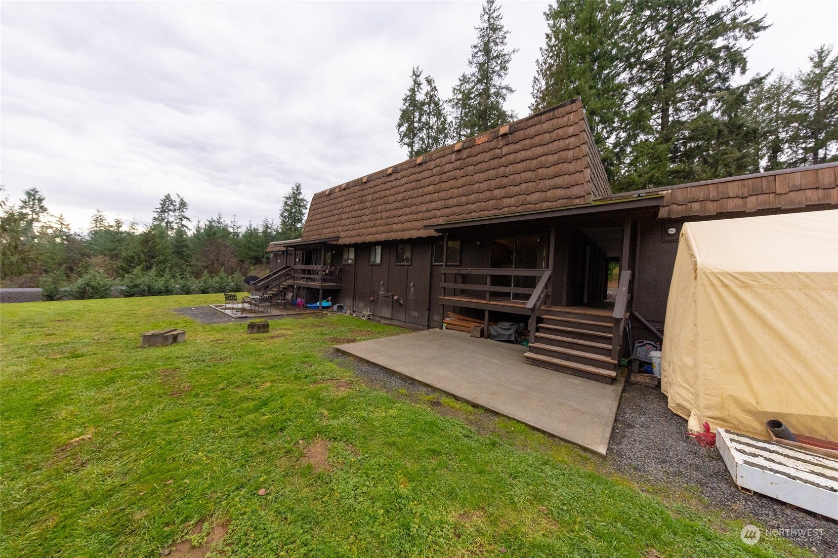 168 Chilvers E & F Road Chehalis, WA 98532 - Photo 28 of 29 a backyard of a house with table and chairs