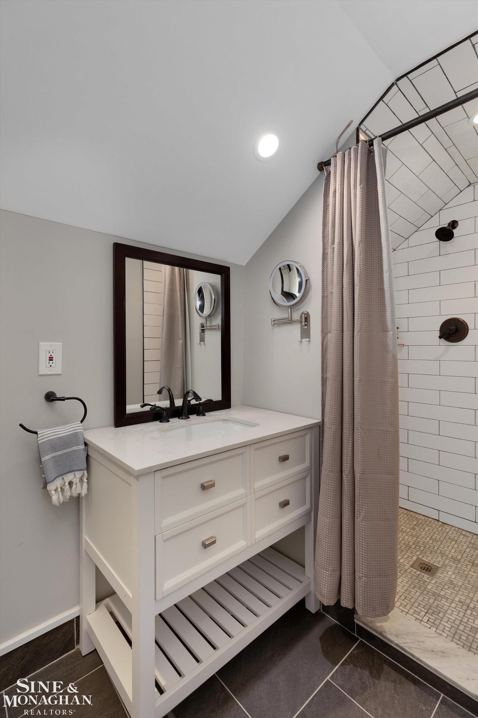1576 Roslyn Road Grosse Pointe, MI 48236 - Photo 19 of 27