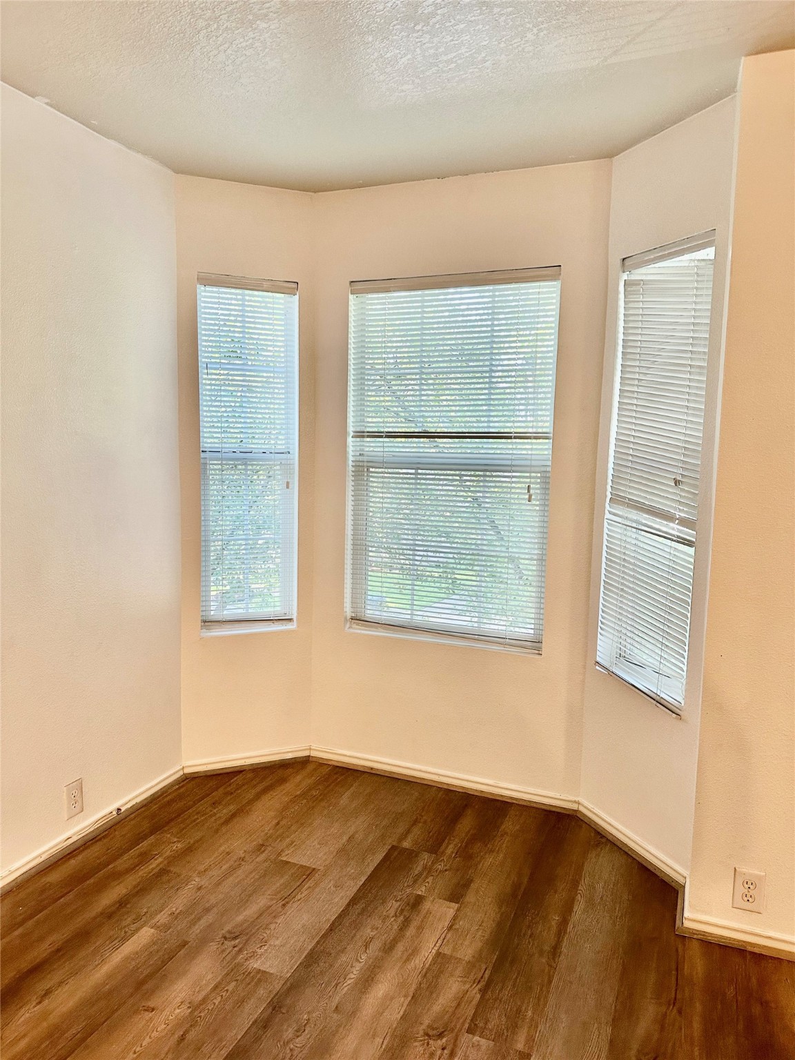 29740 Sullivan Oaks Drive Spring, TX 77386 - Photo 28 of 39 master bedroom has bay window with extra room