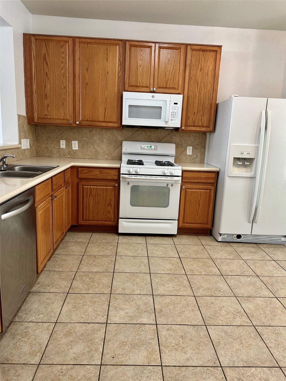 29740 Sullivan Oaks Drive Spring, TX 77386 - Photo 8 of 39 Fridge, washer and dryer stay!