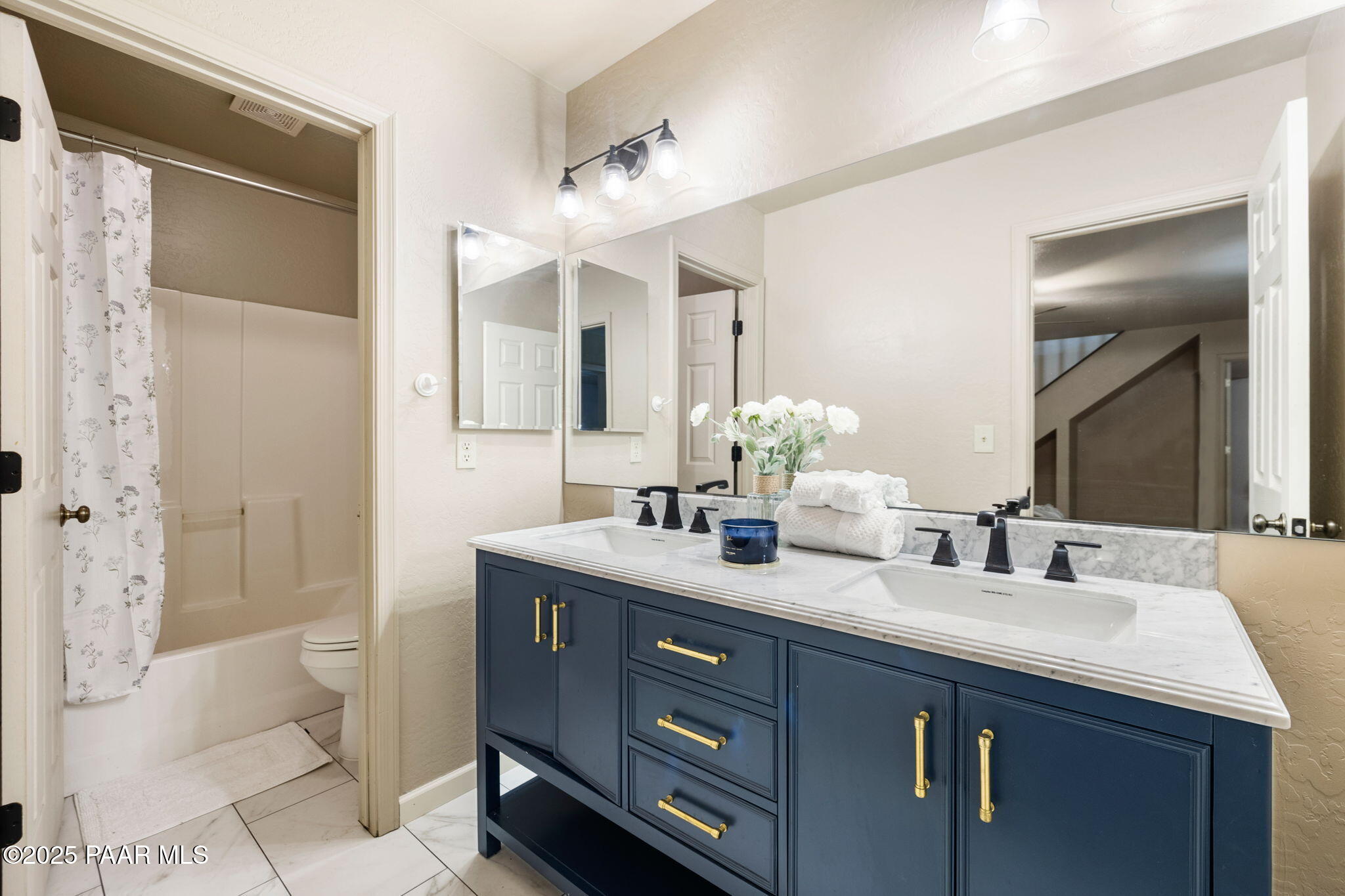 17441 West Fair Oaks Road Prescott, AZ 86305 - Photo 40 of 47 a bathroom with a sink a toilet and shower
