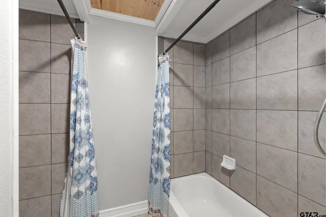 a view of a house with backyard and garden