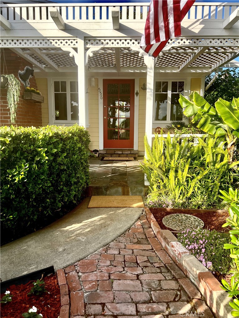 556 Through Street Laguna Beach, CA 92651 - Photo 4 of 30 front view of a building