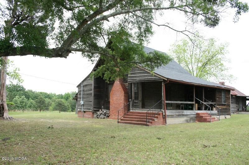 962 Durden Road Sandersville, GA 31082 - Photo 16 of 19 a backyard of a house with barbeque oven