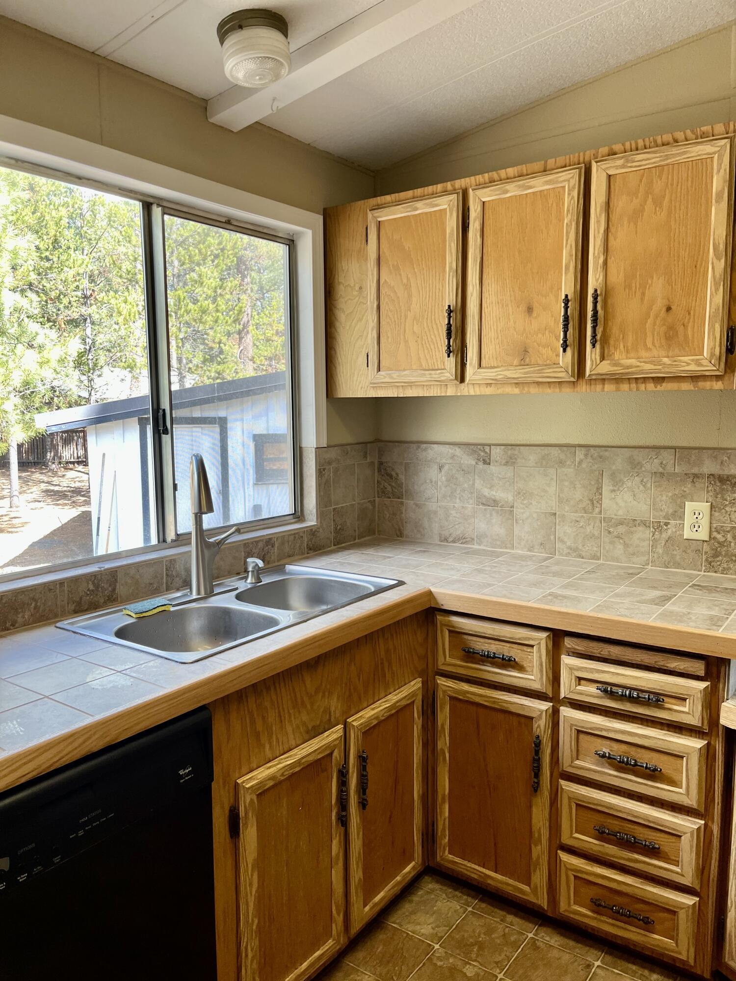 15876 Juniper Road La Pine, OR 97739 - Photo 9 of 28 8BF6277B-6FDB-4AB8-B9FD-E436DD25F625