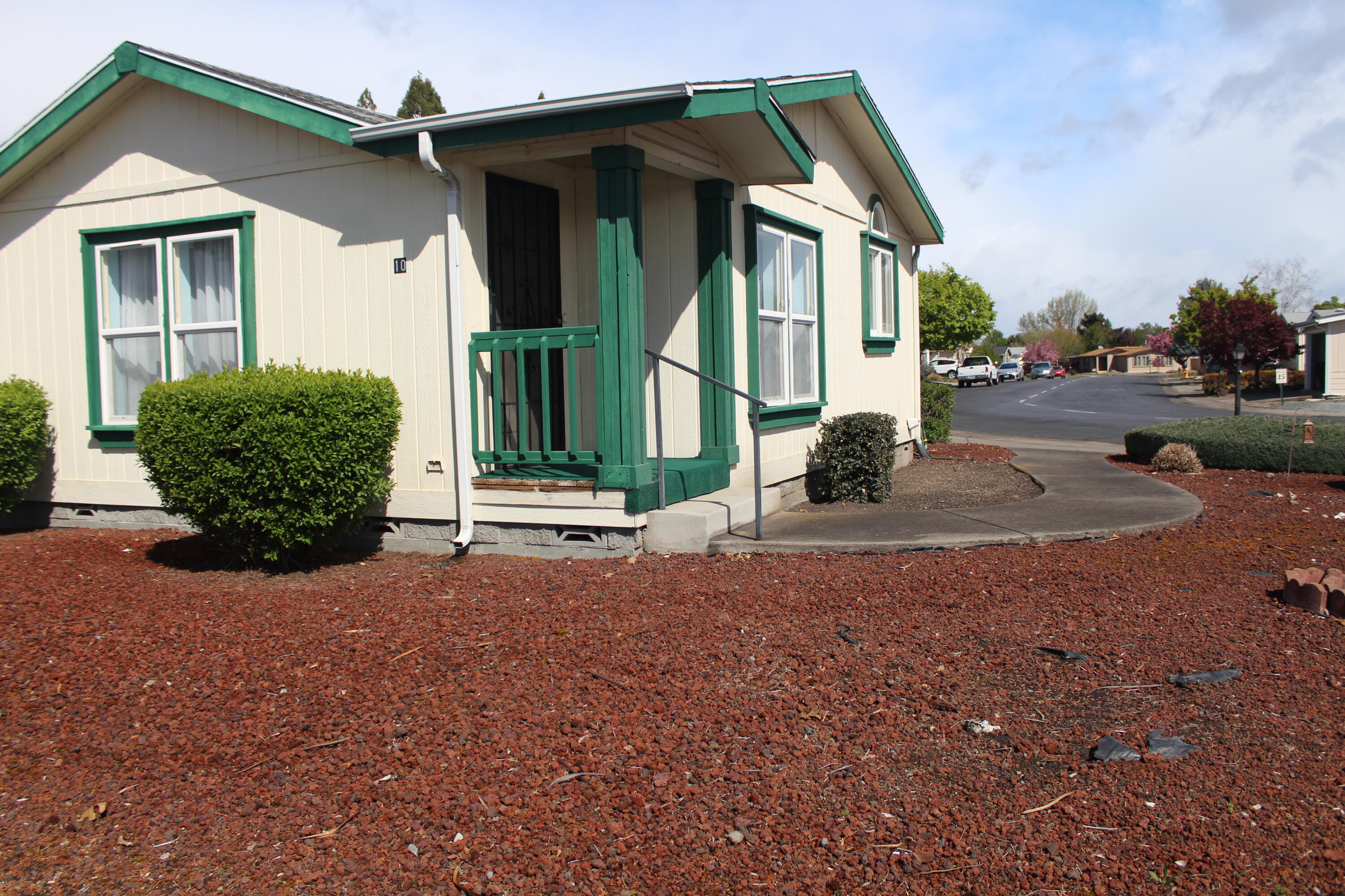 555 Freeman Road, Unit 10 Central Point, OR 97502 - Photo 2 of 28 IMG_7928