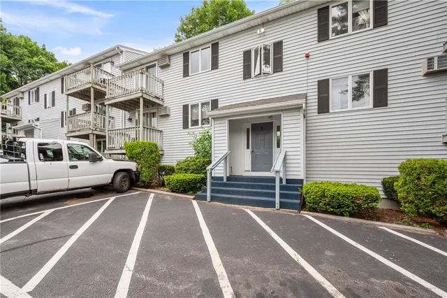 $267,000 | 2 Angle Street, Unit 6, Lincoln, RI 02838