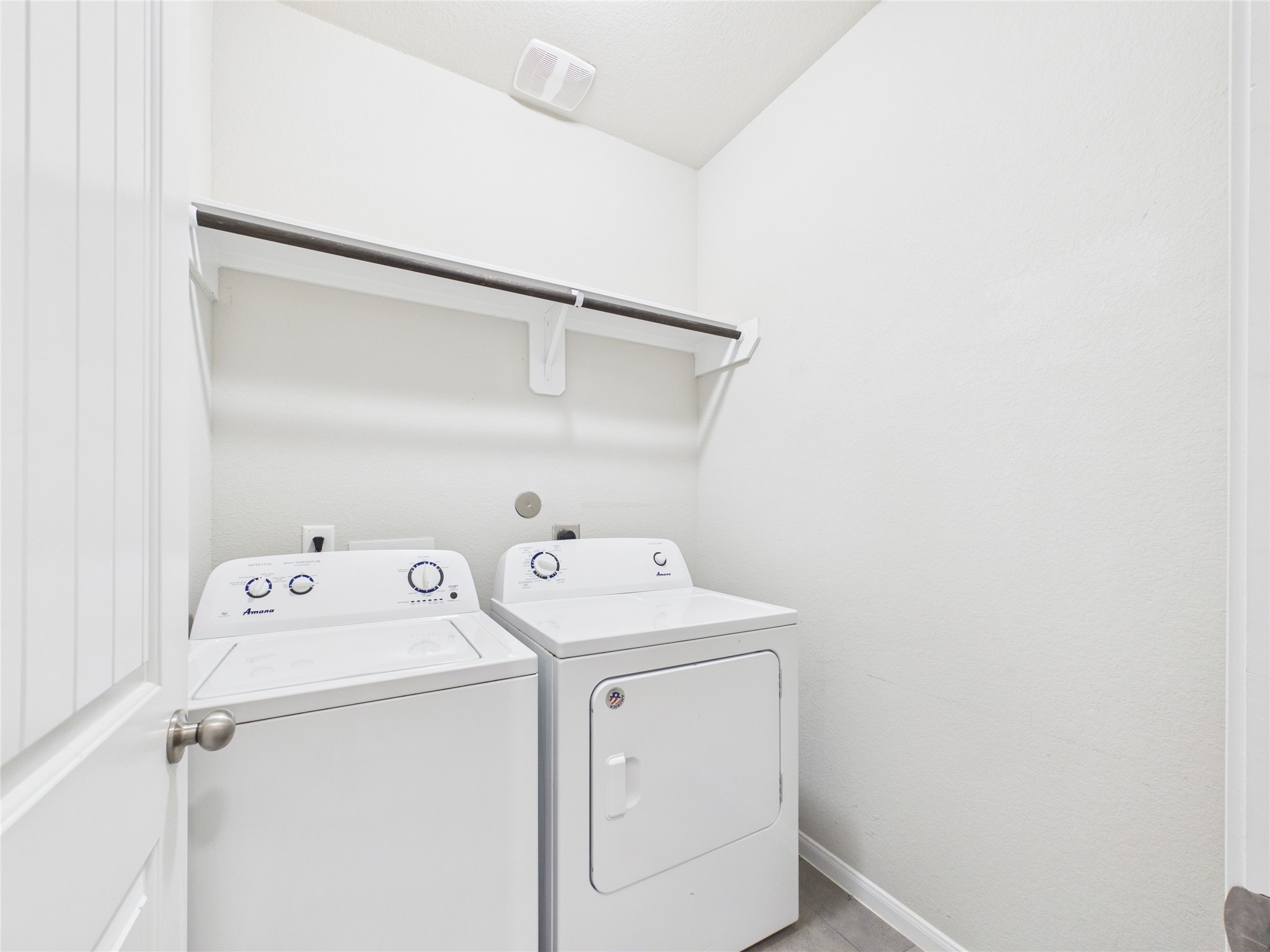 721 Rim Water Drive Alvin, TX 77511 - Photo 23 of 40 a utility room with dryer and washer