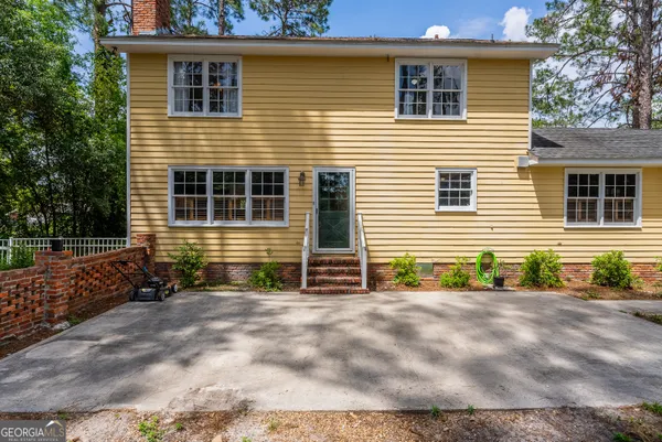 a view of front of a house with garage