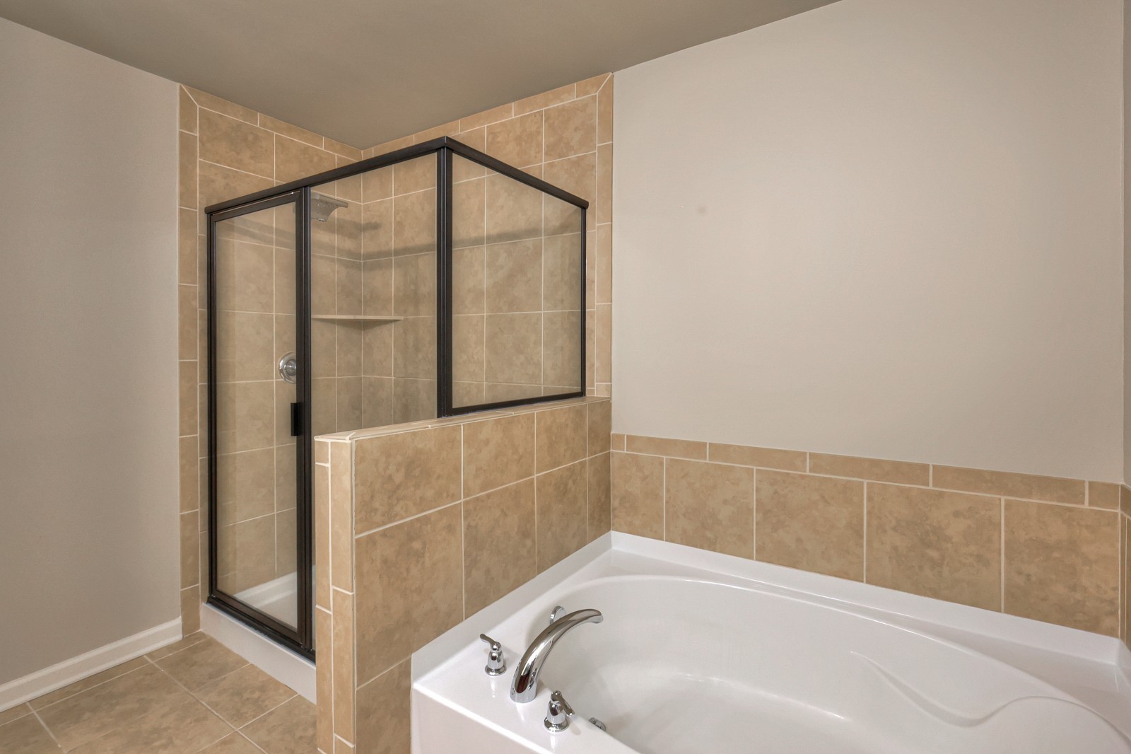 911 Brigade Loop Murfreesboro, TN 37128 - Photo 18 of 29 a bathroom with a bathtub