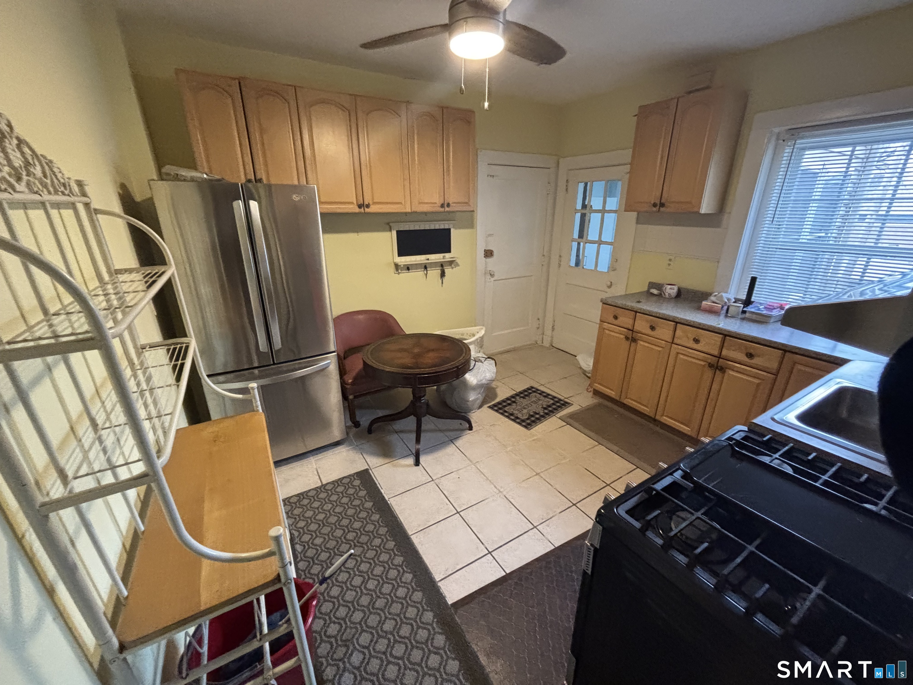 566 Wilmot Avenue Bridgeport, CT 06607 - Photo 4 of 10