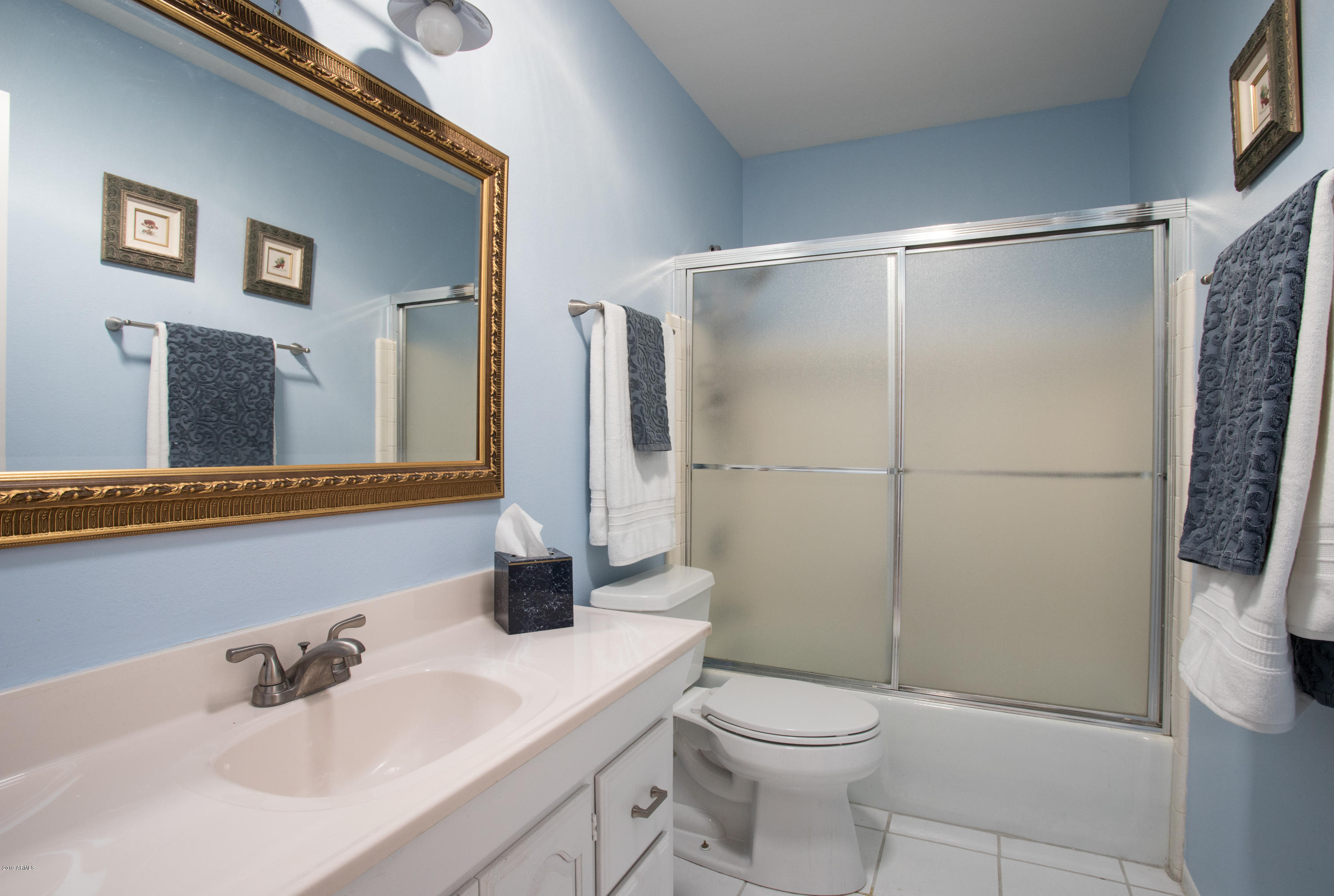 2922 West Lamar Road Phoenix, AZ 85017 - Photo 20 of 23 2922 W Lamar hall bath