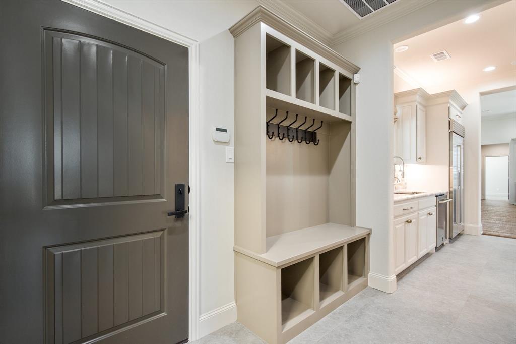 470 Forreston Road Waxahachie, TX 75165 - Photo 32 of 38 Mudroom featuring baseboards, visible vents, recessed lighting, a sink, and crown molding