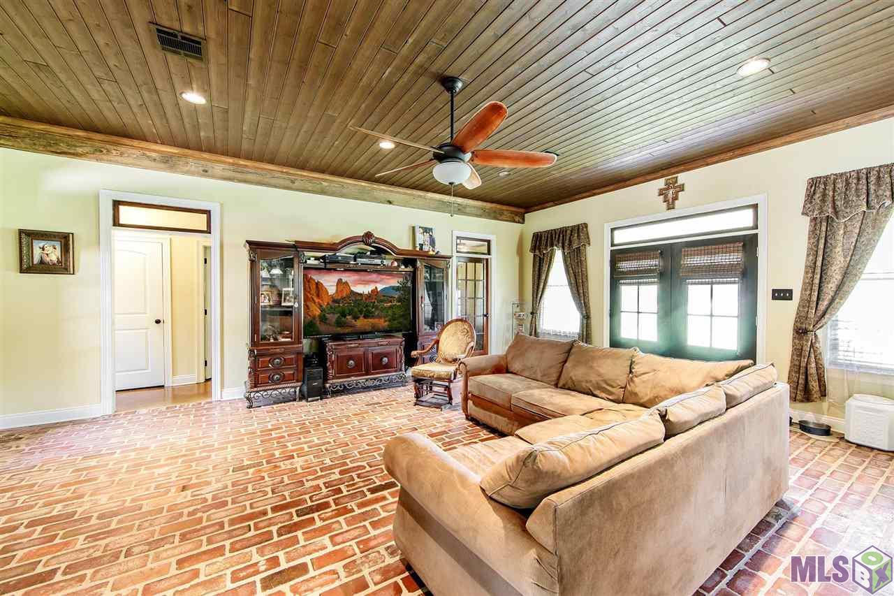 286 Choctaw Road Thibodaux, LA 70301 - Photo 3 of 13 Living Area