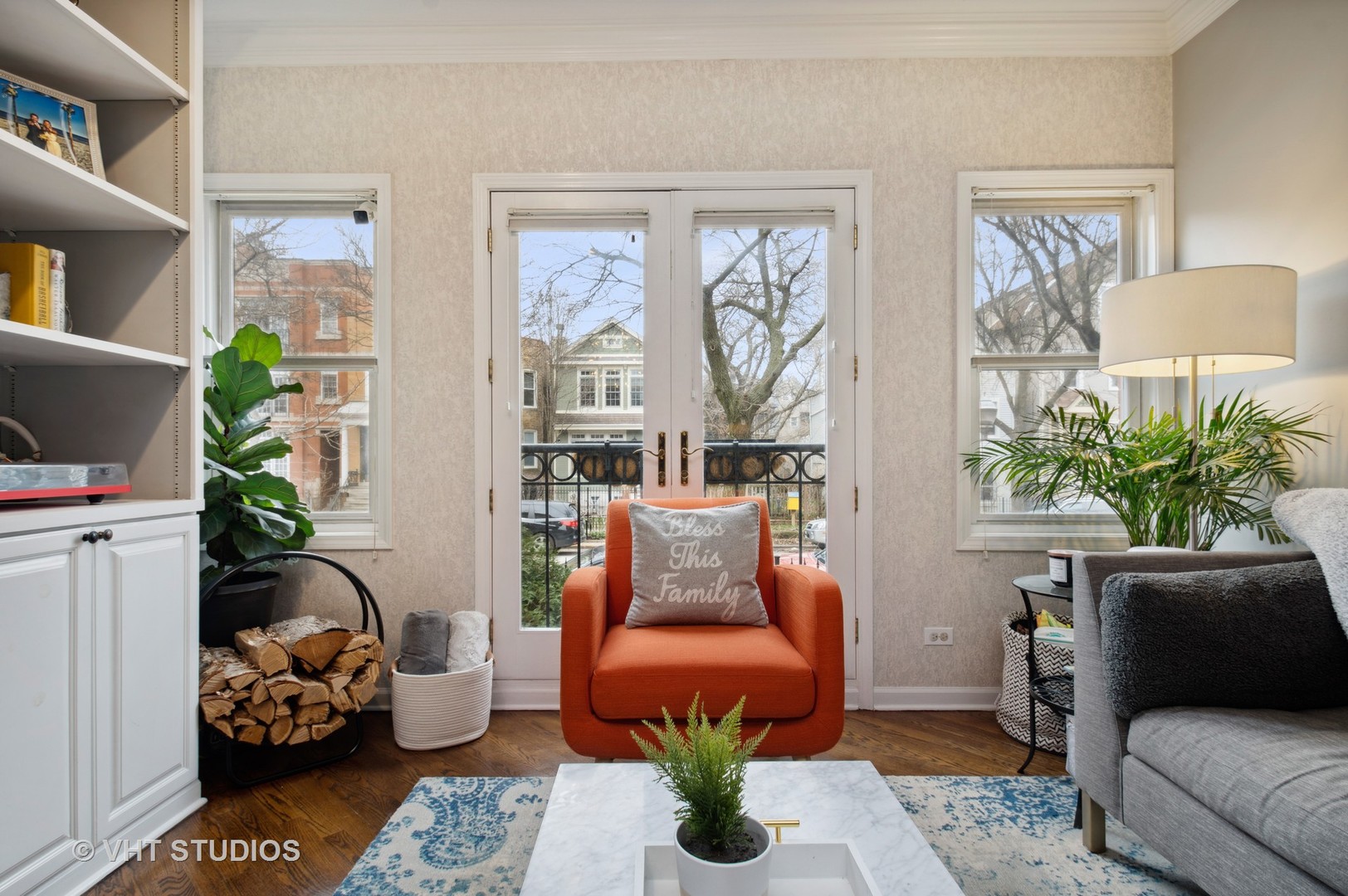 3124 North Seminary Avenue, Unit 1 Chicago, IL 60657 - Photo 3 of 25 a living room with furniture and a potted plant