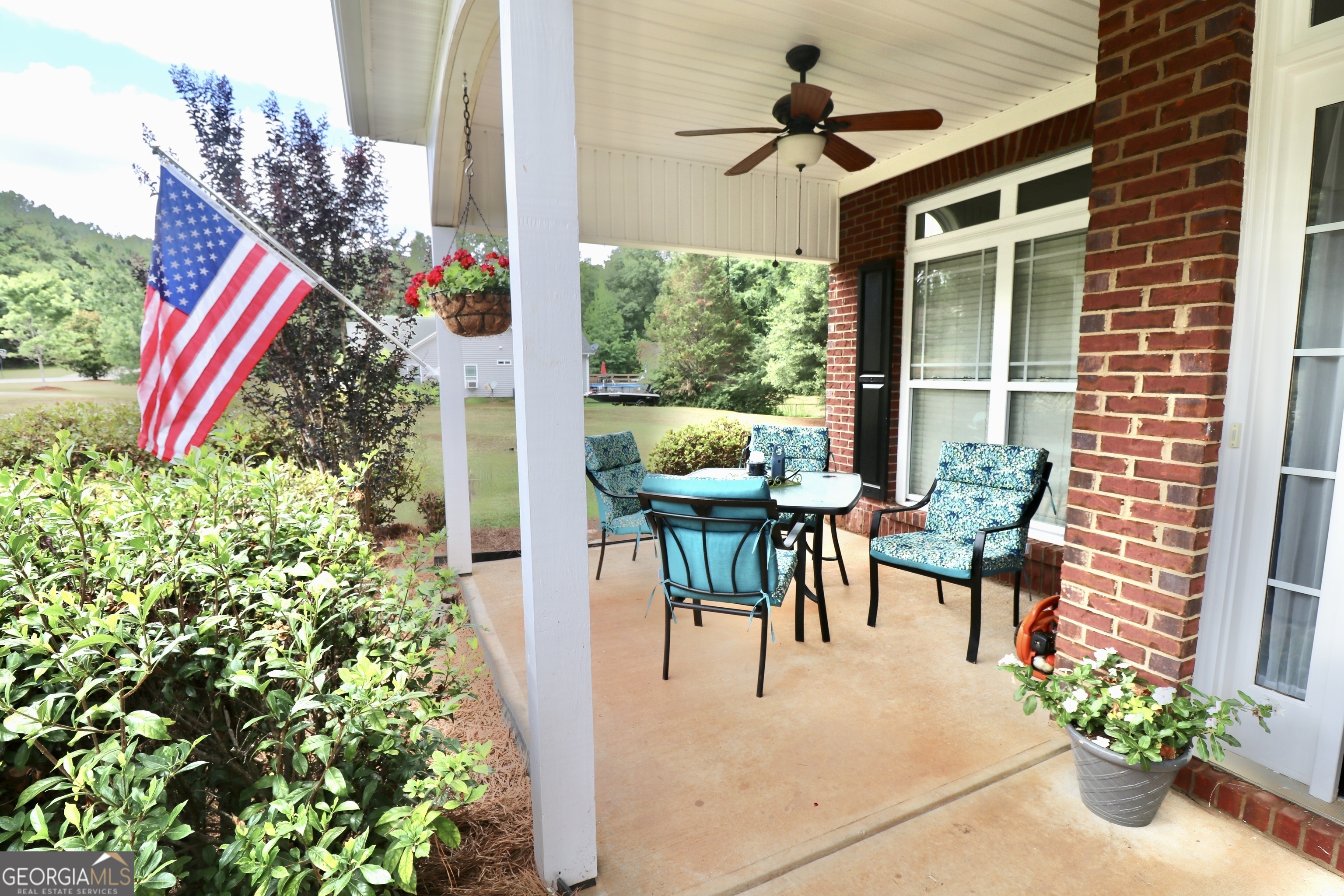 190 Roundtree Way Williamson, GA 30292 - Photo 5 of 73 a view of a tables and chairs in patio with potted plants